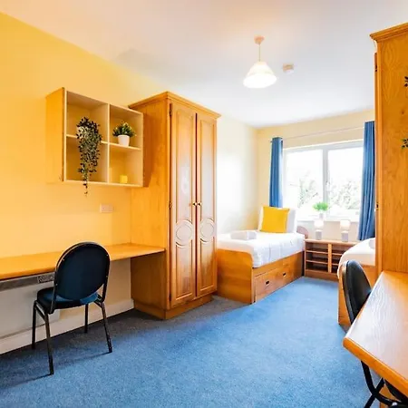 54 - Large Three Bed With Parking Apartment *